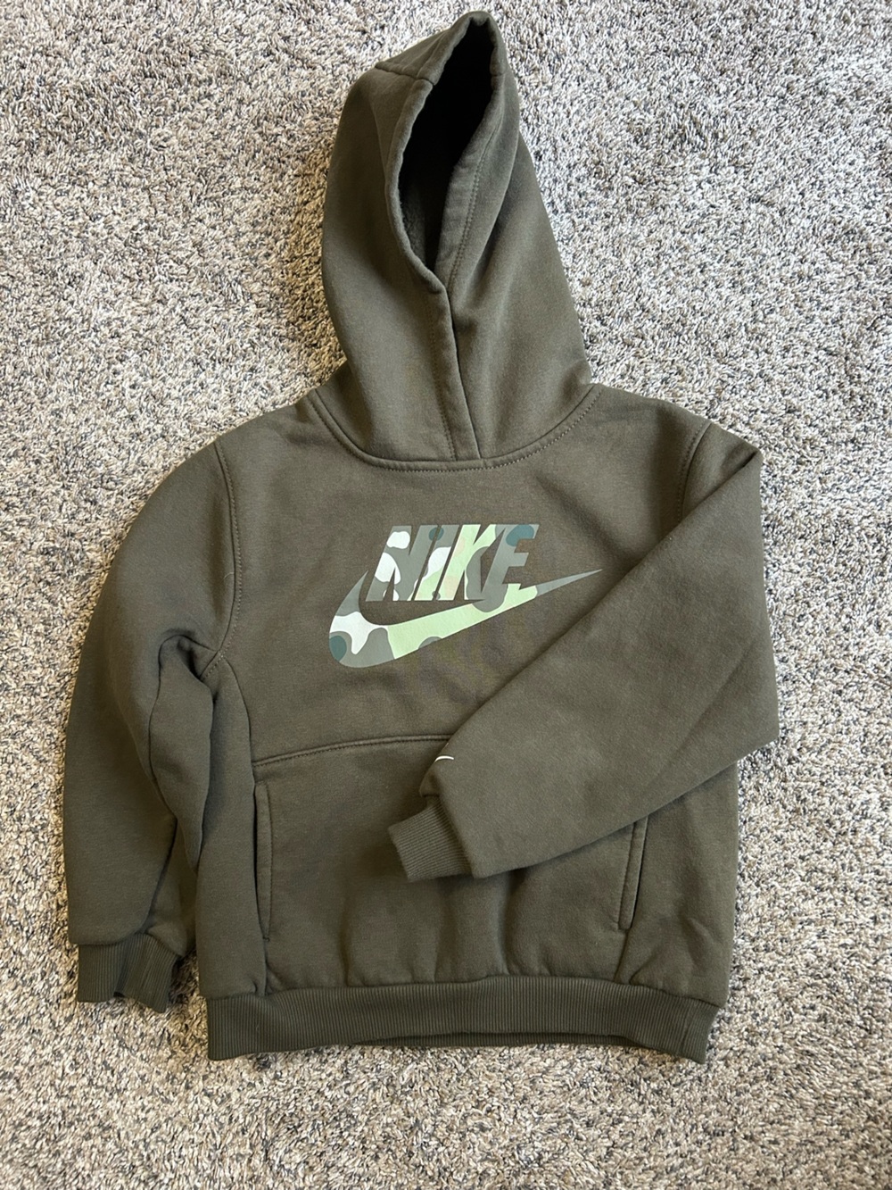 Nike Boys Club Fleece Olive Green Camo Graphic Hoodie Size 5–6 Pullover